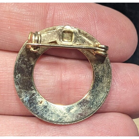 Simple Elegant Gold Tone Open Circle Brooch - Picture 4 of 4